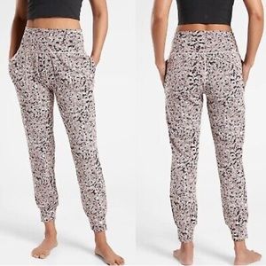 ATHLETA Salutation Textured Jogger in Meadow Decadent Chocolate